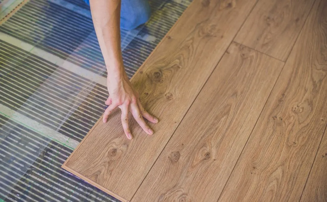 Czym są laminowane panele podłogowe i czy warto w nie zainwestować?