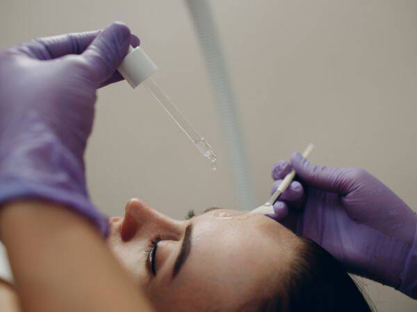 Jak uniknąć przesuszenia skóry podczas stosowania retinolu w kosmetykach?