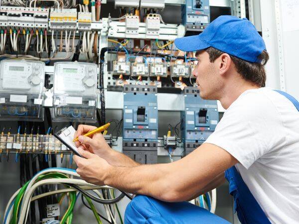 Bezpieczeństwo w pracy z prądem - wszystko, co musisz wiedzieć o kursie na uprawnienia SEP