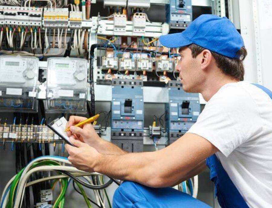 Bezpieczeństwo w pracy z prądem - wszystko, co musisz wiedzieć o kursie na uprawnienia SEP